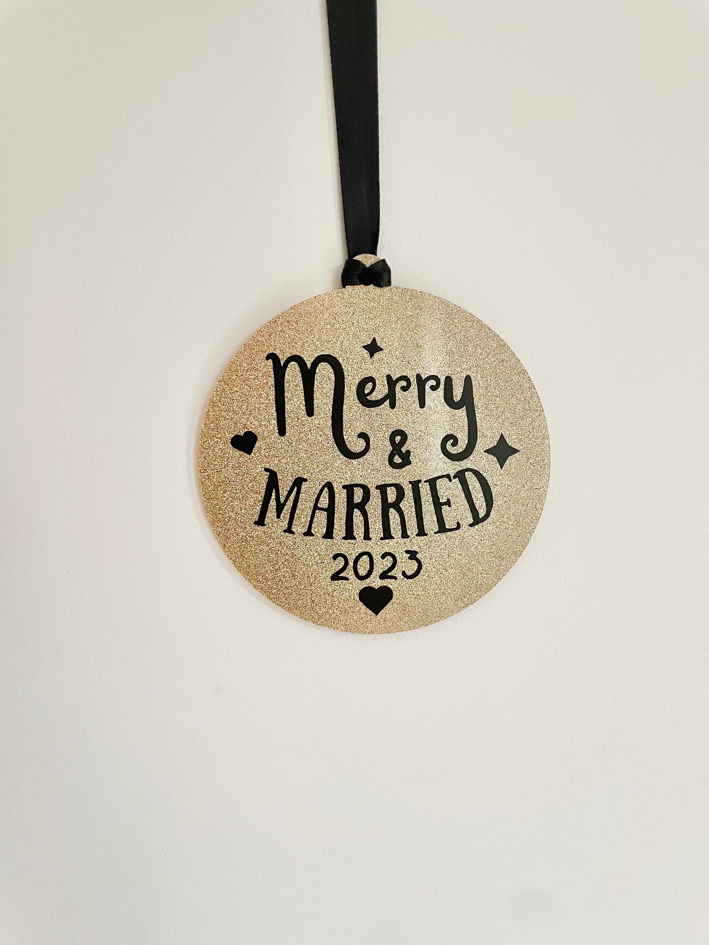 Merry & Married Bauble, Gold Christmas tree decoration for newlyweds married in 2024, bestie, daughter son first Xmas mr and Mrs gift