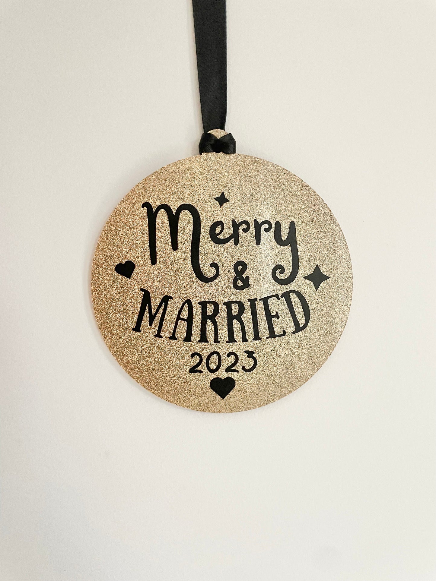 Merry & Married Bauble, Gold Christmas tree decoration for newlyweds married in 2024, bestie, daughter son first Xmas mr and Mrs gift