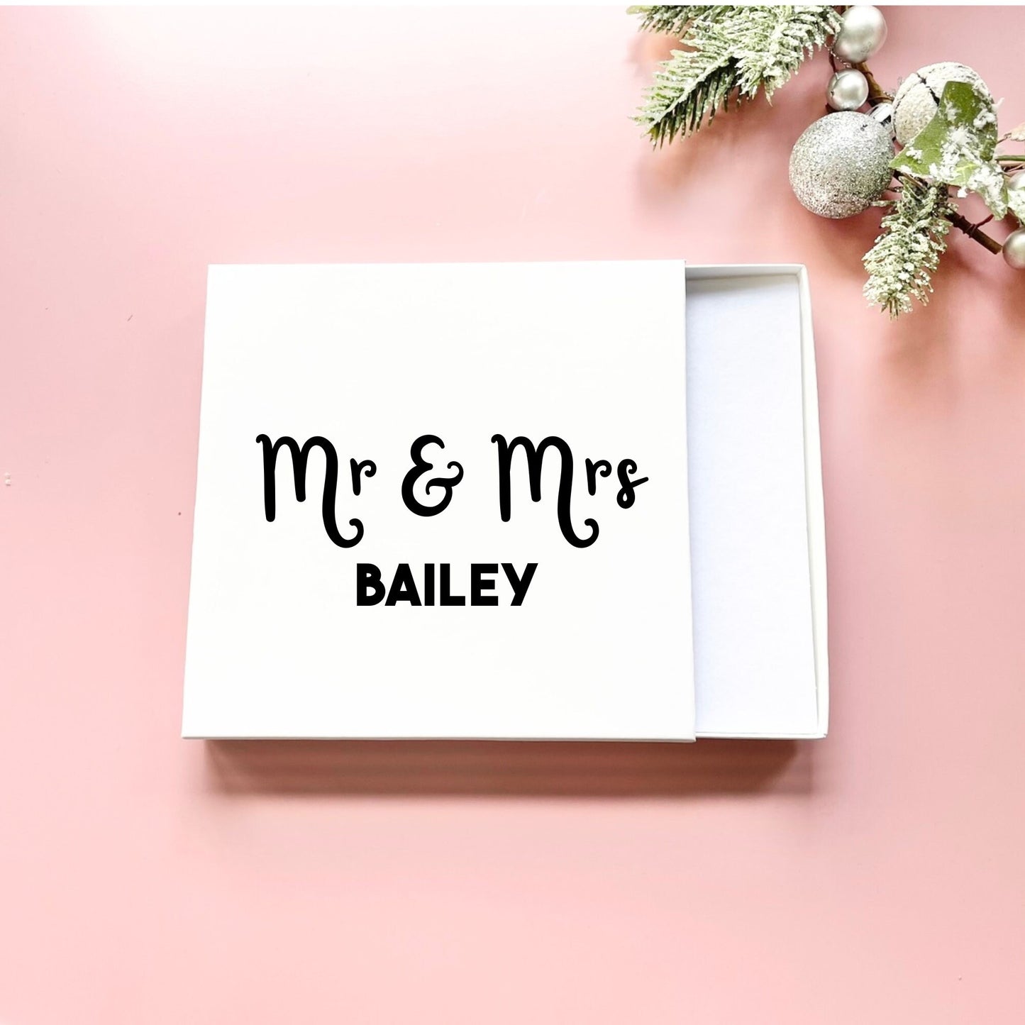 Merry & Married Bauble, Christmas tree decoration for newlyweds married in 2023, first christmas mr and Mrs decoration. Gift for newlyweds