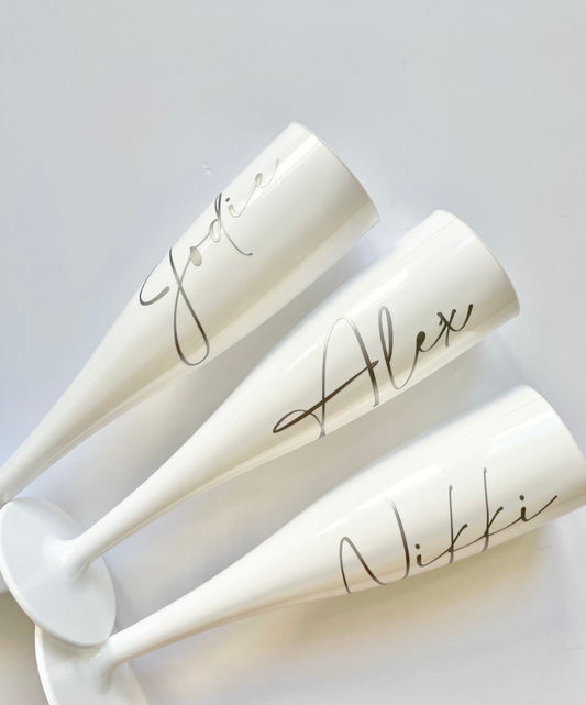 White personalised plastic champagne flutes for weddings, hen weekends or virtual hen do. Bride to be named glasses bridesmaids bride tribe